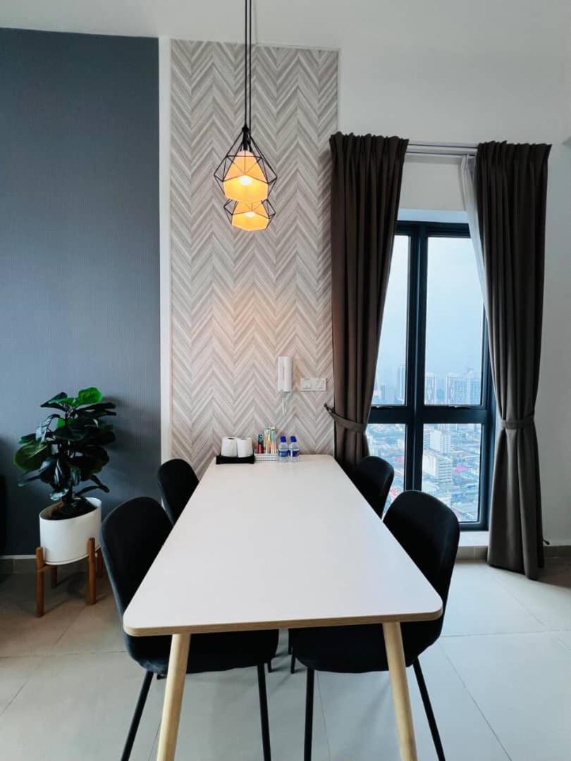 Pangsapuri Bedroom With Living Room, The Colony