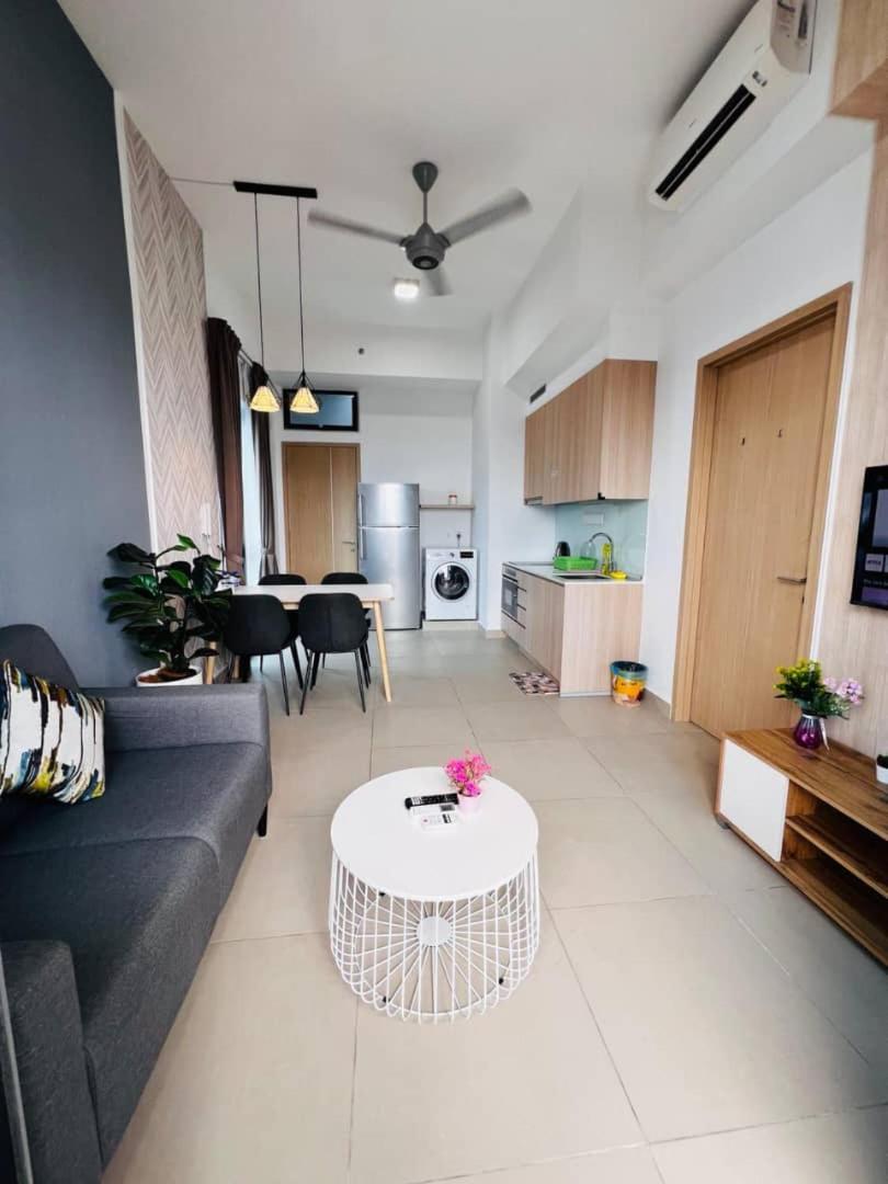 Pangsapuri Bedroom With Living Room, The Colony